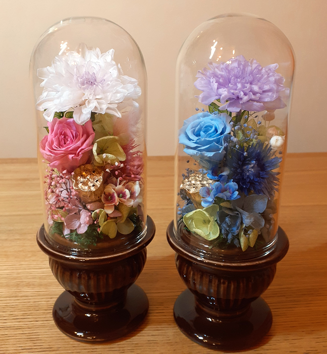 ガラスドームの仏花の写真