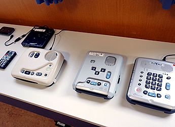 組合員さんが「声の商品案内」を聴いている音声再生機器の写真。デジタル音声図書の国際標準規格「デイジー(DAISY)」に準拠ています