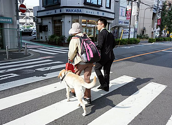 会場から最寄りのJR南浦和駅で職員が出迎え、お帰りはお送りしている様子の写真