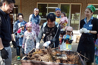 たき火へ着火!!の写真