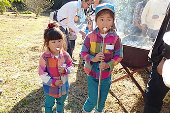たき火で楽しむ写真