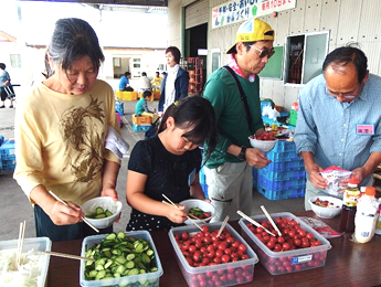 野菜バイキングの様子