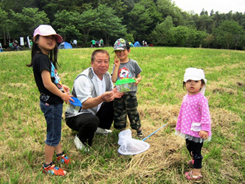 虫取りしている写真
