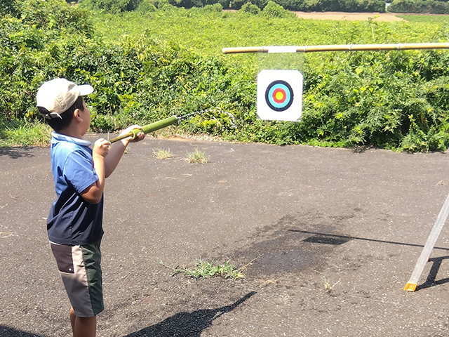 水てっぽうで遊ぶ様子