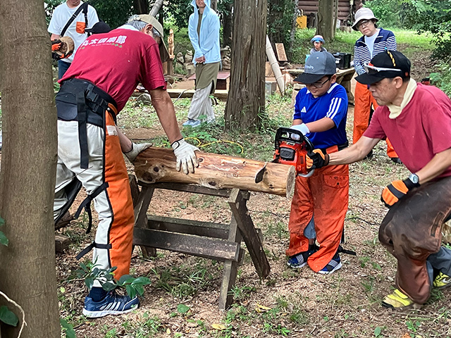 チェーンソー体験の様子
