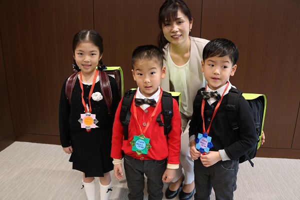 千葉1区ブロック長谷川副委員長より手作りの入学お祝いメダルをプレゼントしました。
