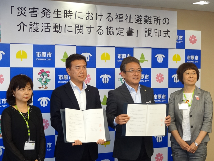 左から、コープみらい千葉エリア5区ブロック佐々木委員長（組合員）、コープみらい千葉県本部鳥羽本部長、市原市小出市長、コープみらい山内執行役員（福祉事業担当）