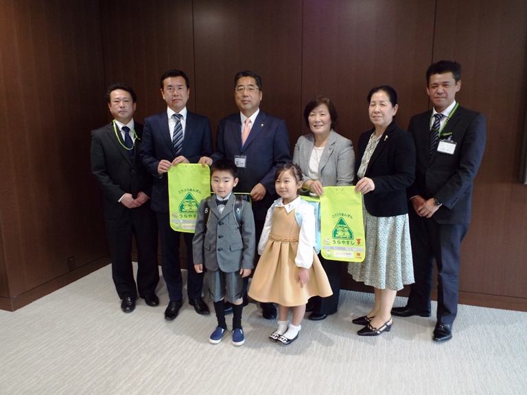 内田市長から新入学代表児童へのランドセルカバー贈呈が行われました