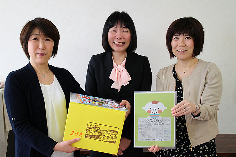 新井理事長、駒形さんからお菓子を贈呈の写真