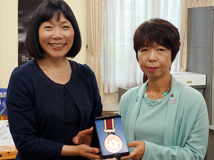 埼玉県庁で記念のメダルを授与される新井理事長（左）右は稲葉埼玉県県民生活部長