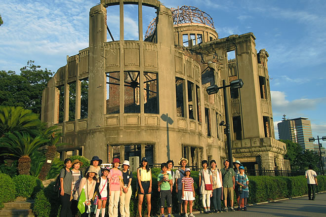 ヒロシマ平和の旅、広島平和記念公園内の碑めぐりの様子