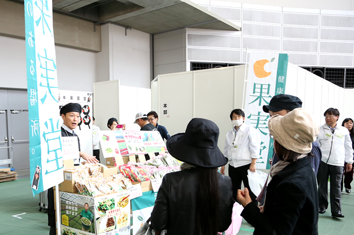 熊本県産の野菜や果物の試食・販売の様子