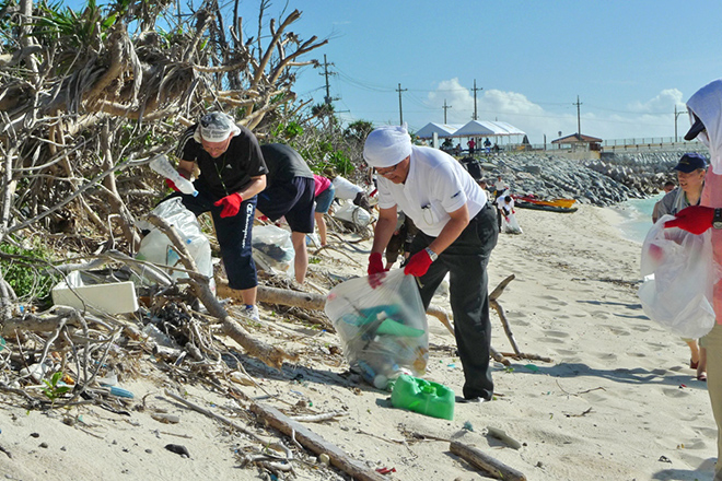 寄付金円は、伊平屋島に漂着したゴミの処理活動に役立てられています