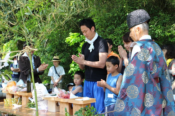 お田植え祭りの様子。参加者の代表が玉ぐしをお供えしました。