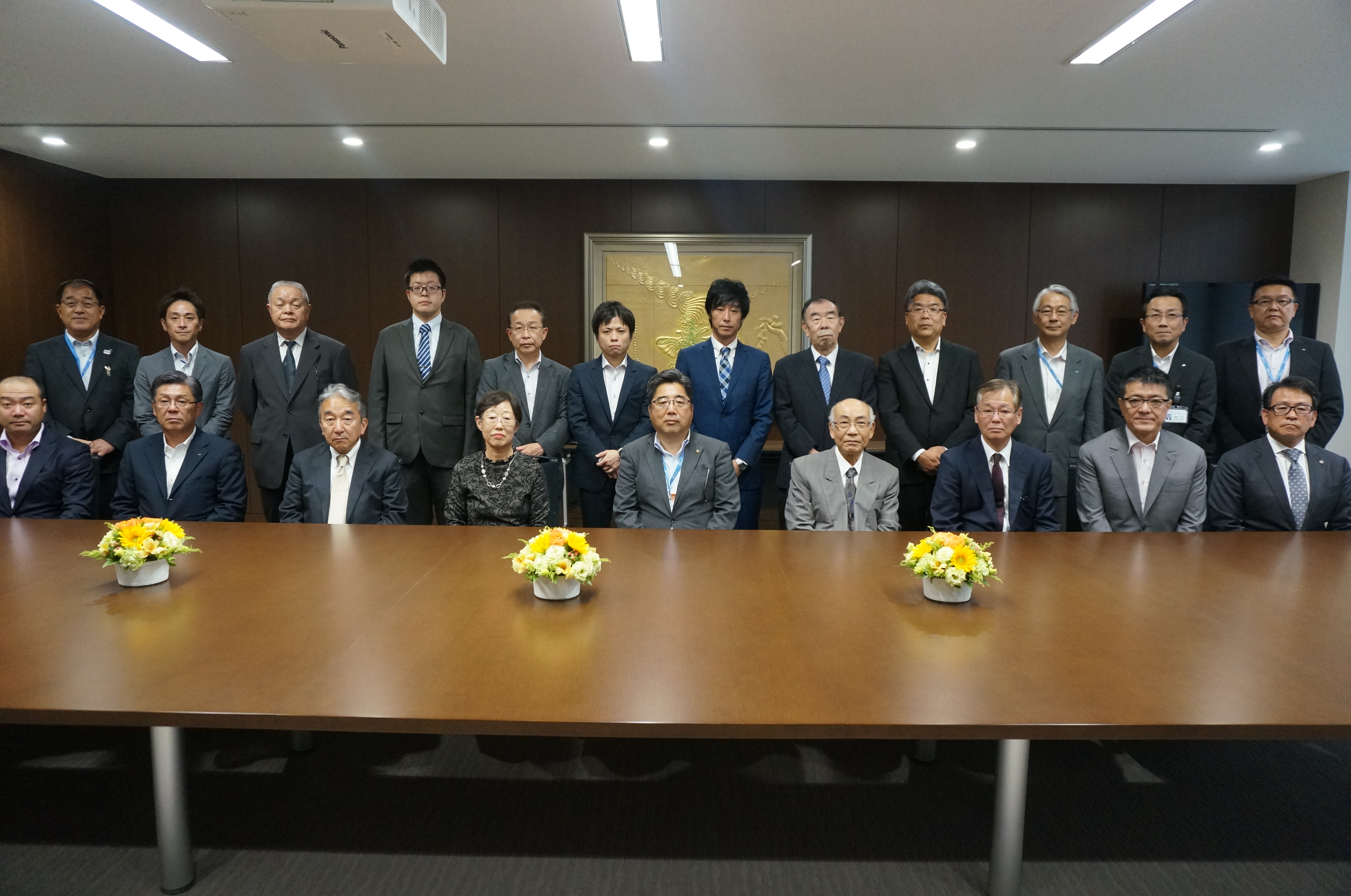前列左から5番目、内田悦嗣 浦安市長　後列右から4番目、水口和典センター長