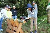 八街の森の竹を切って器を作りました。大人も子どもも一生懸命！