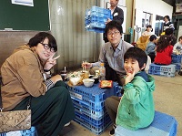 家族で昼食タイム、春菊もいっぱい食べたよ。