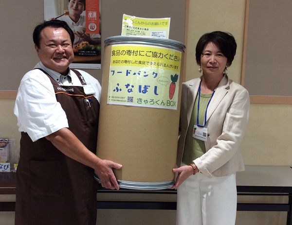 フードバンクふなばし笹田代表より山下店長に食品回収BOX（きゃろくんBOX）を贈呈