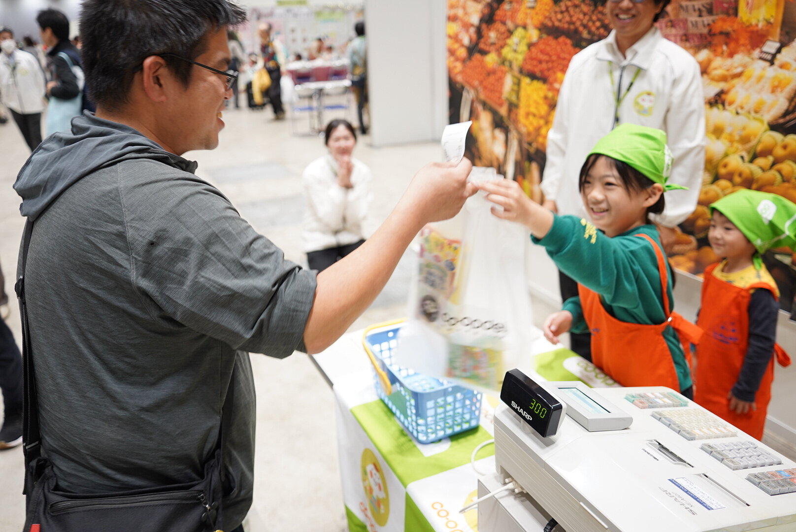 子どもたちがレジ操作などコープのお仕事を体験