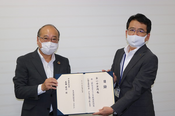 永井伸二郎　コープみらい副理事長（写真左）　加瀬博夫 千葉県健康福祉部長（写真右）