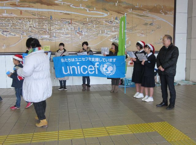ユニセフボランティアの学生も募金の呼びかけに参加しました(JR熊谷駅）