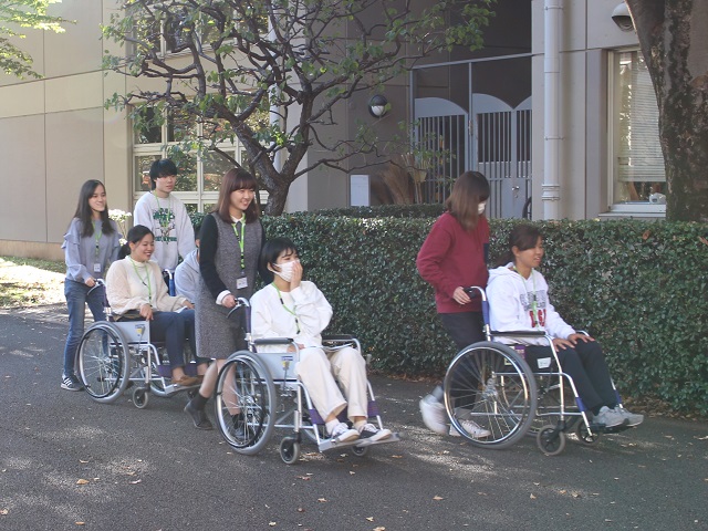 超高齢化社会を理解する体験学習として、車椅子と高齢者疑似体験を実施（2019年11月6日）