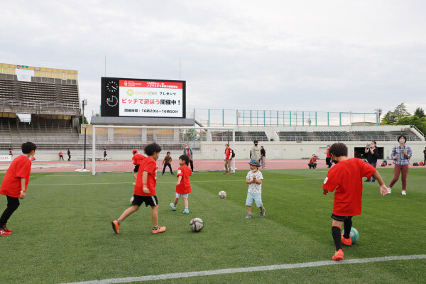 試合終了後のイベント「ピッチで遊ぼう」では子どもたちが自由にサッカーを楽しみました