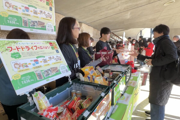 来場者から多くの温かな寄付をいただきました