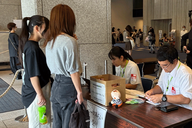 奨学生の入場受付のようす