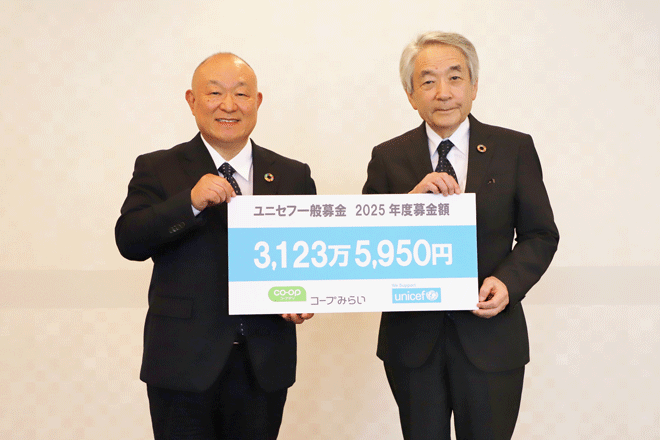 コープみらい 熊﨑伸代表理事理事長（左）より日本ユニセフ協会 早水研専務理事へ目録を贈呈く