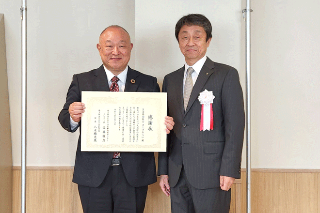 済生会川口医療福祉センター長(済生会川口総合病院 病院長)の佐藤雅彦様(写真右)とコープみらいの熊﨑伸代表理事理事長。落成式にて、寄付に対する感謝状をいただきました ※済生会川口乳児院提供