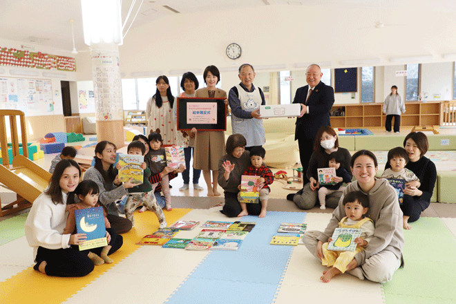 2024年11月、コープみらいの熊﨑理事長が千葉県の子育て支援施設に第1回の絵本を寄贈