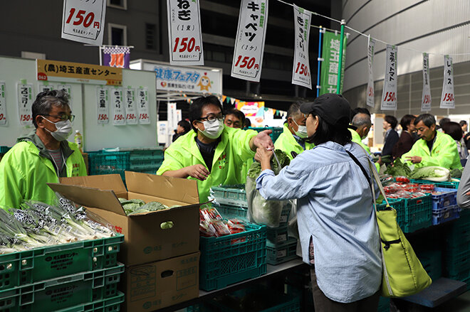 産直野菜の販売の様子