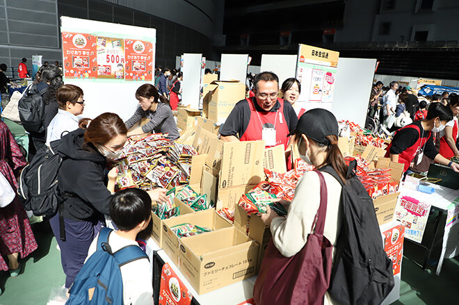 人気のコープ商品販売の様子