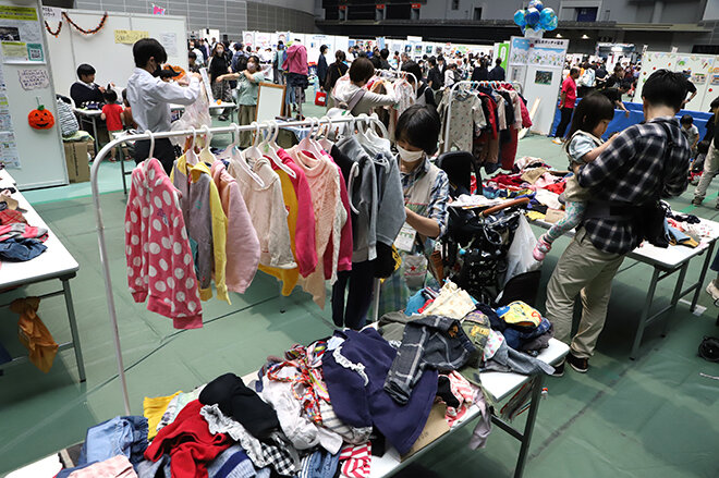 赤ちゃん・子ども服交歓会の様子