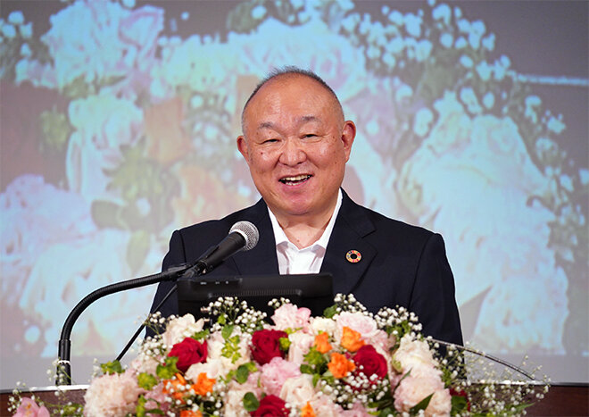 あいさつする熊﨑伸理事長