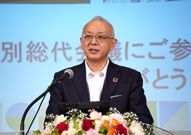 議案について提案する河田喜一専務理事