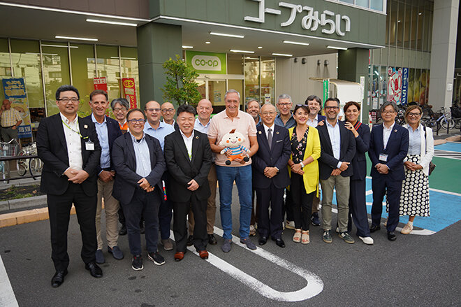 コープ葛飾白鳥店前での集合写真