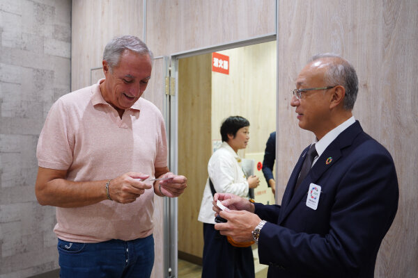 エルネスト・ダッレ・リーベ理事長と河田副理事長の写真