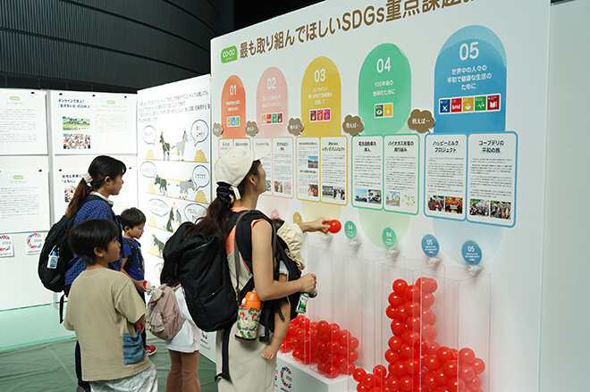 展示物を見る参加者の写真
