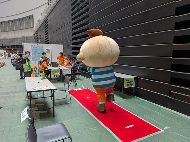 歩行年齢測定体験するほぺたんの写真