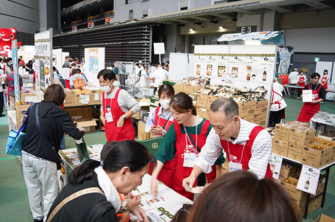 日本生活協同組合連合会ブースでのコープ商品販売の様子