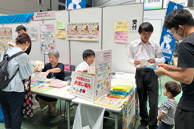 子ども服の交歓会の様子