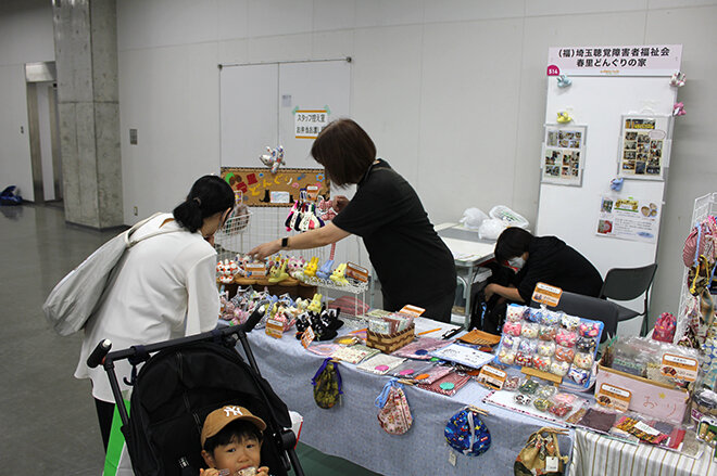 縫製商品の販売の様子