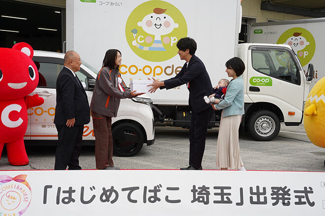 田さんからご家族に箱を手渡す様子