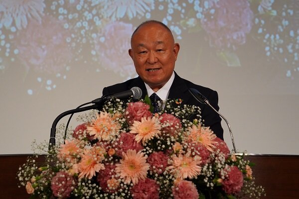 あいさつする熊﨑伸理事長