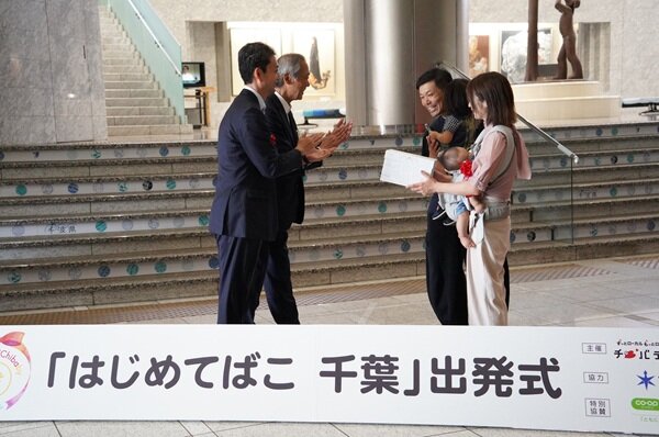 熊谷知事・青柳社長より大野さんに箱を手渡す様子