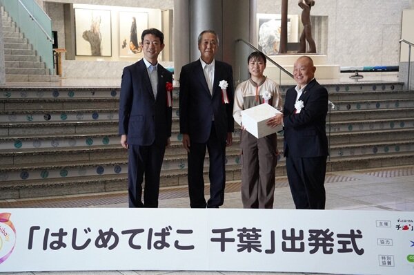 熊谷知事・青柳社長から熊﨑理事長・藤澤さんに箱を手渡す様子