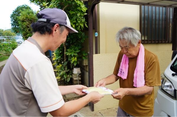 タオルをお届けした組合員の様子