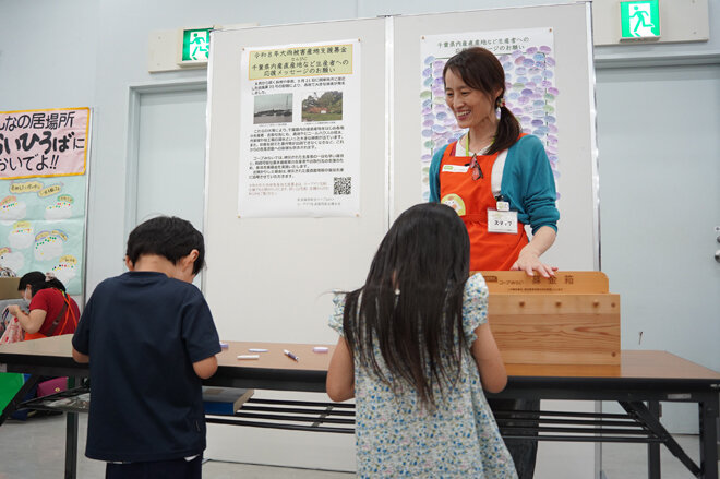 生産者への応援メッセージを書く参加者の様子